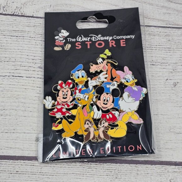 NEW! Disney Pin DEC Mickey and Friends Cluster LE 500 Disney Employee Center Pin - Picture 1 of 4